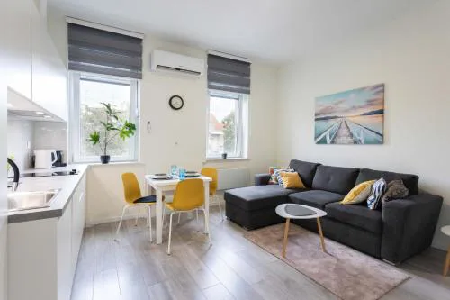Bright and Modern Triplex with balcony
