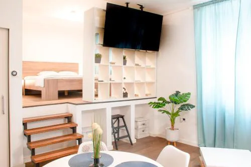 Fantabulous Downtown Abode w King Bed, 65" TV, Washer and Tumble Dryer