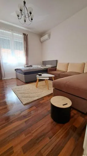Johnny Apartment, public parking nearby