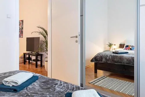 Lea and Maks's City Apartment URBAN STAY