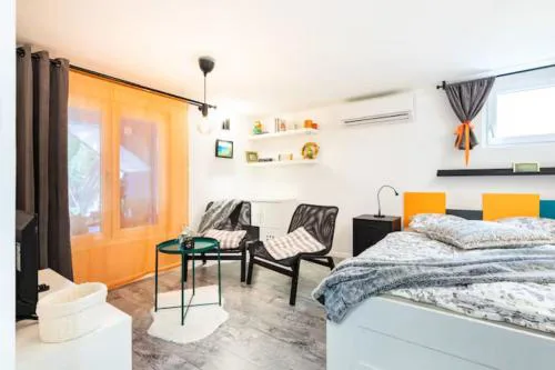 New Studio Apartment Emmy with free street parking