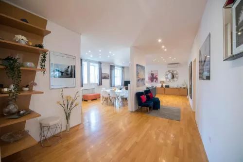 Octogon Apartment