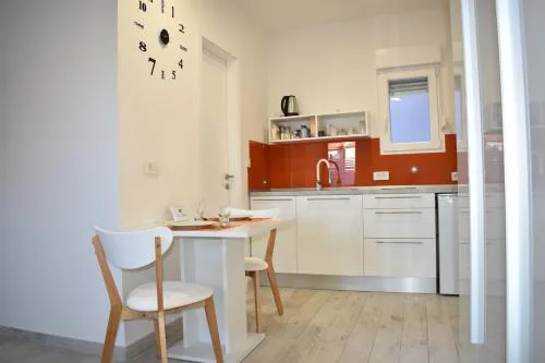 Room & 4 Studios - Modern Comfy Central - FREE Netflix