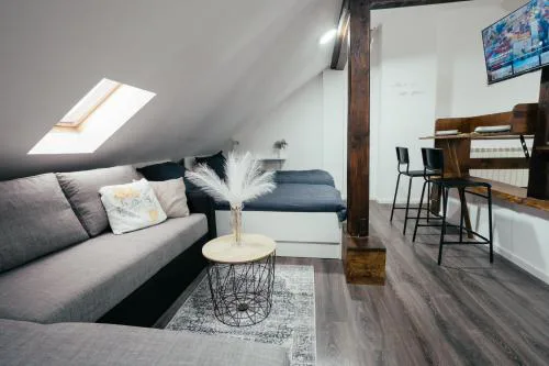 Studio Apartment & Rooms Huang