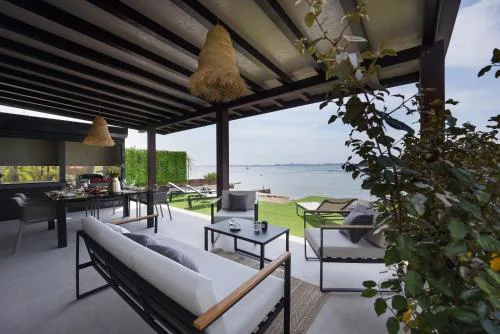 NEW Luxury Feel Good House by the Sea