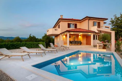 Apartment LUCAS with private pool