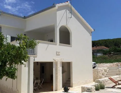 Freistehendes Ferienhaus auf 2 Etagen mit 2 Terrassen und großem privatem Garten mit Grill