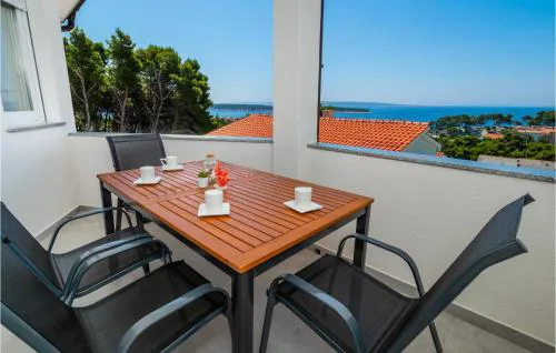 2 Bedroom Nice Apartment In Banjol