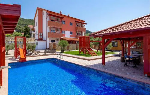 2 Bedroom Nice Apartment In Banjol