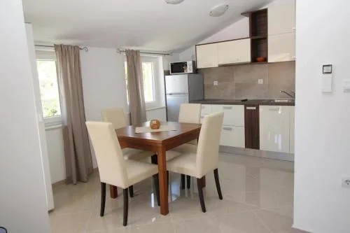Modern eingerichtete Apartment für 2 Personen in einem Haus mit mehrere Apartments und mit Pool