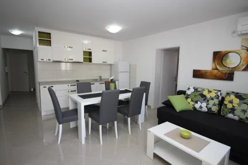 Modern eingerichtete Apartment für 4 Personen in einem Haus mit mehrere Apartments und mit Pool