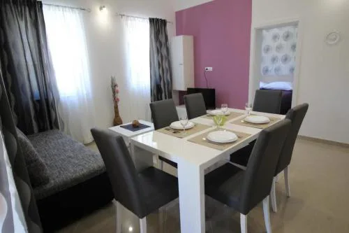 Modern eingerichtete Apartment für 4 Personen in einem Haus mit mehrere Apartments und mit Pool