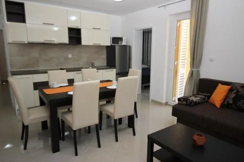 Modern eingerichtete Apartment für 4 Personen in einem Haus mit mehrere Apartments und mit Pool