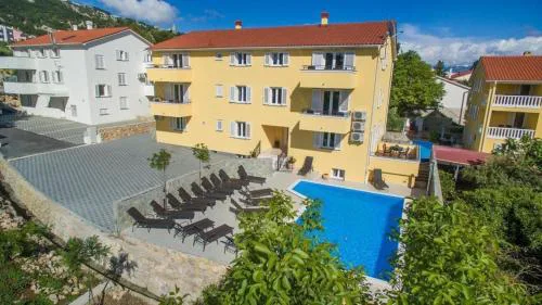 Neu modern eingerichtete Apartment für 4 Personen in einem Haus mit mehrere Apartments und mit Pool