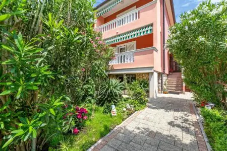 Nur 400 Meter zum Strand mit WiFi, Parkplatz, Garten