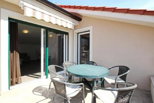 Tolles Appartement in Baška mit Terrasse