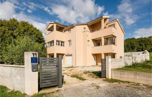 Beautiful Apartment In Beloci With Wifi
