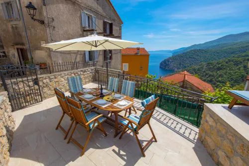 House Bajota with terrace and sea view