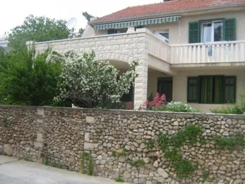 Apartments with parking space Bol, Brac - 14124