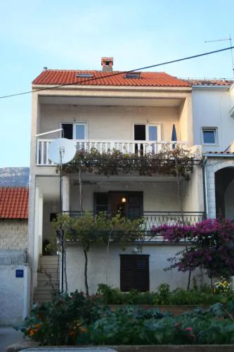 Apartments with parking space Bol, Brac - 2884