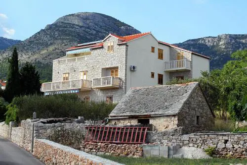 Apartments with parking space Bol, Brac - 2900