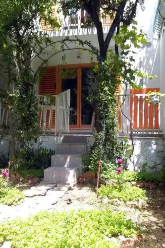 Apartments with parking space Bol, Brac - 4658