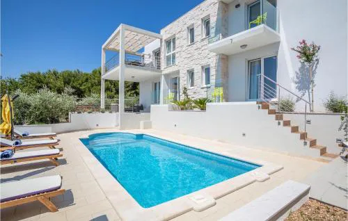 Beautiful Home In Bol With Wifi