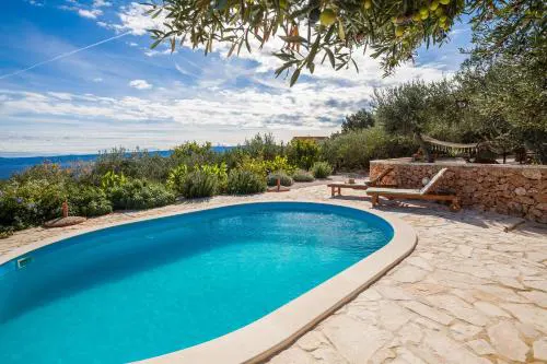 Holiday home Zlatni san - private heated pool