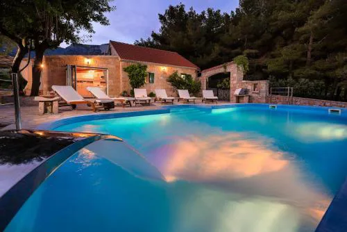 Luxury Villa Zlatni Rat with Pool, Near Zlatni Rat Beach, Bol