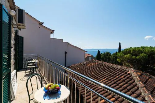 Stone house Dragan in the very center, with pool table, two balconies and the sea view