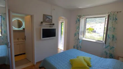 Studio apartment in Bol with balcony, air conditioning, WiFi, washing machine 3634-3