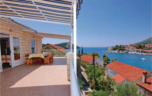 4 Bedroom Beautiful Apartment In Brna