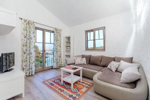 Apartments Villa Kameja - Two Bedroom Apartment with Terrace and Sea View Crni