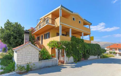 One-Bedroom Apartment In Okrug Donji