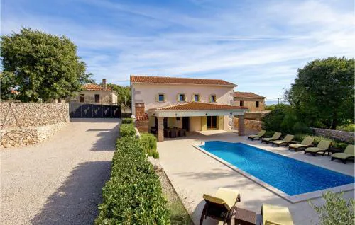 4 Bedroom Lovely Home In Garica
