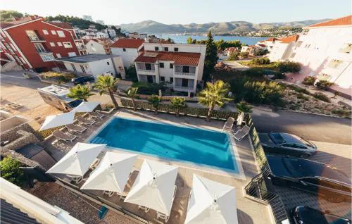 Amazing Apartment In Okrug Gornji