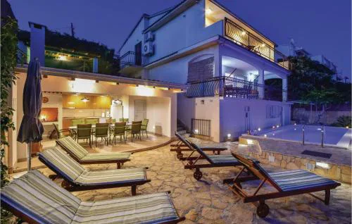 Amazing Home In Okrug Gornji