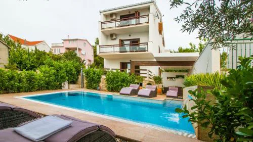 Apartments Nia with pool