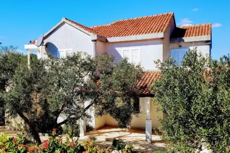 Apartments with swimming pools Mavarstica, Ciovo - 2053