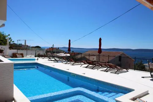 Beheiztes Schwimmbad, Schattige Terrasse Mit Meerblick