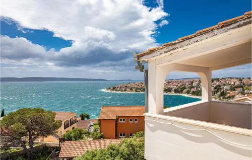 Beautiful Apartment In Okrug Gornji
