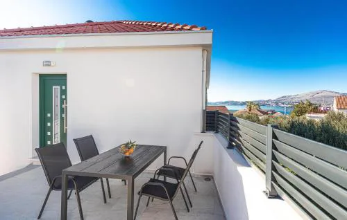 Beautiful Apartment In Okrug Gornji
