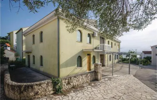 Beautiful Apartment In Okrug Gornji