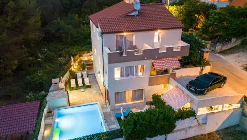 Bruno's Poolside Apartments