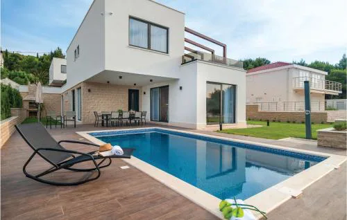 Cozy Home In Okrug Gornji With Sauna