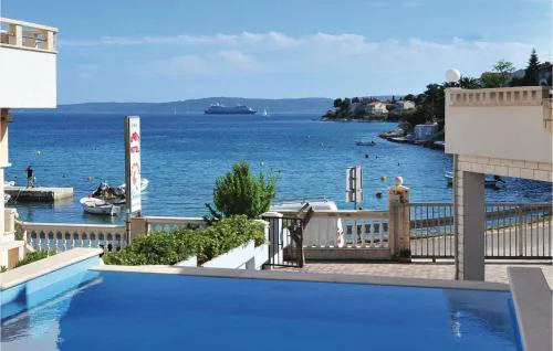 Eight-Bedroom Holiday Home Okrug Gornji With Sea View 05