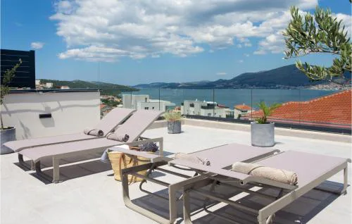 Awesome Apartment In Okrug Gornji