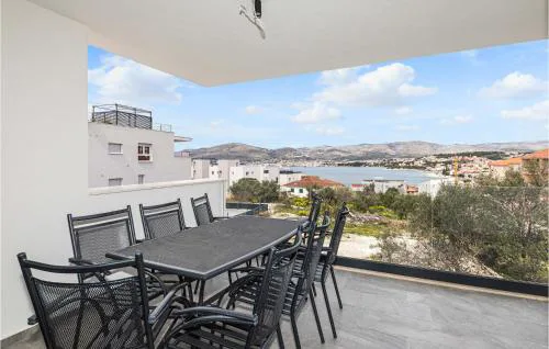 Gorgeous Apartment In Okrug Gornji