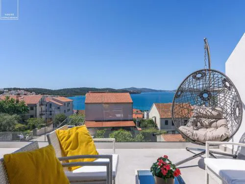 House with a sea view with private parking - Okrug Gornji