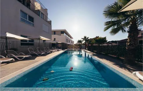 Lovely Apartment In Okrug Gornji